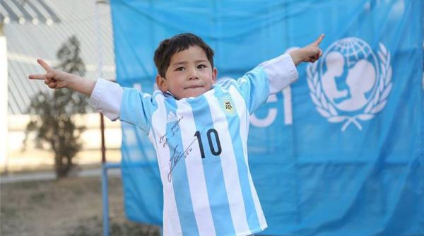 messi i a daruit un tricou si o minge baietelului afgan devenit celebru pe internet