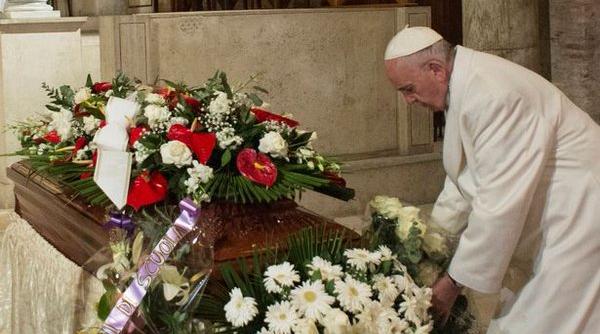 papa francisc se va reculege la auschwitz