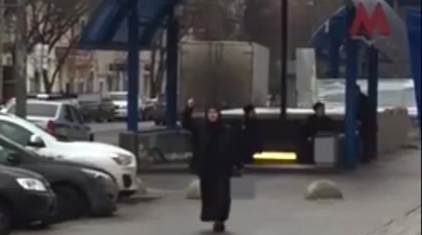 video imagini socante la moscova o femeie urla sunt terorist in timp ce flutura capul taiat al unui copil
