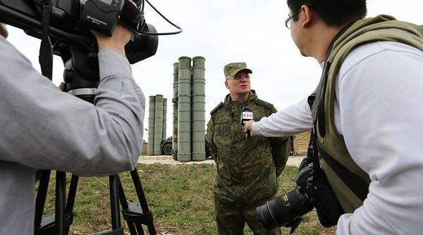 un grup de 33 de jurnalisti aflati in siria a fost tinta unui atac de artilerie lansat de la granita cu turcia
