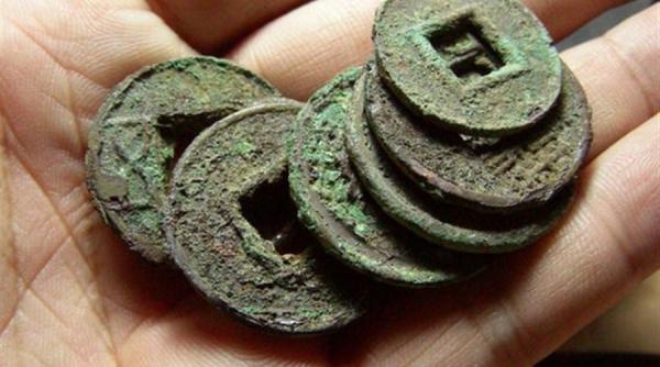 un satean chinez a descoperit aproape o jumatate de tona de monede vechi de 2000 de ani