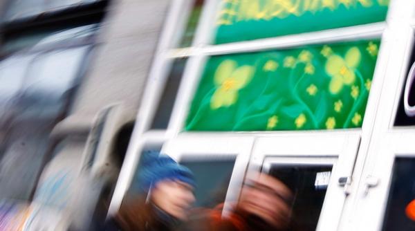 patru elevi si un tanar din barlad transportati la spital dupa ce li s a facut rau pe strada de la etnobotanice