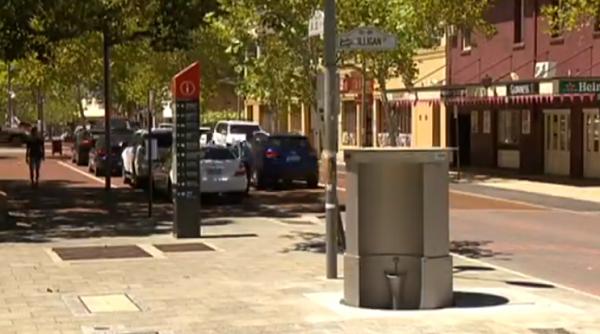 in australia au fost montate primele toalete publice retractabile