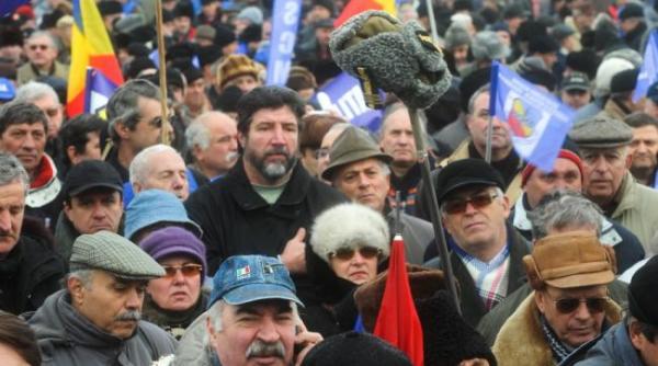 cateva mii de protestatari la mitingul organizat de sindicatul cadrelor militare disponibilizate in piata victoriei