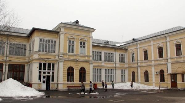 braila eleva de la colegiul murgoci a cazut de la etajul 3 al unitatii scolare