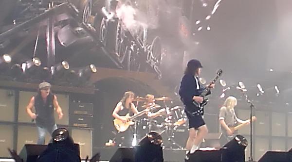 veste trista pentru fanii ac dc trupa si a amanat datele viitoarelor concerte americane din cauza problemelor de auz ale solistului