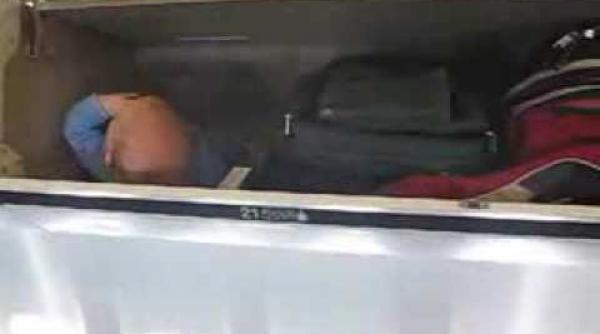 o femeie si a ascuns copilul in bagaj pentru a nu plati bilet de avion