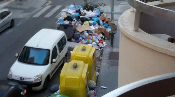 video greva lucratorilor de salubritate din malaga spania a transformat orasul intr un munte de gunoi