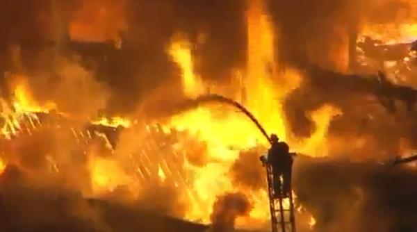 video incendiu de proportii la un complex comercial din los angeles