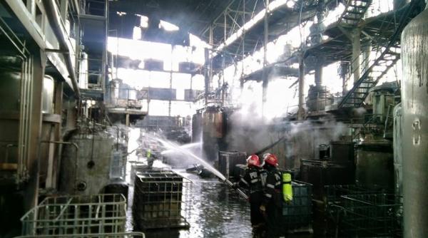 explozie puternica la o fabrica de parfumuri din onesti urmata de incendiu doi muncitori au fost raniti