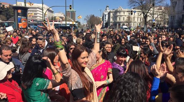 flashmob indian la madrid cu ocazia oscarurilor bollywood ului