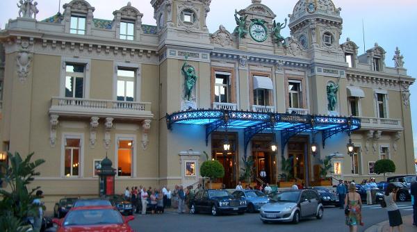 monaco suparata ca i se interzisese sa mai joace o femeie a intrat cu masina intr un cazinou