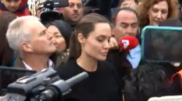 angelina jolie a vizitat portul elen pireu devenit tabara impvizata de refugiati