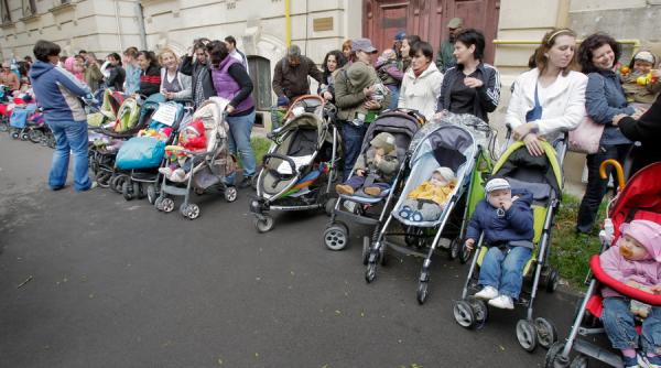 noua lege a adoptiei la votul final al parlamentului concediu de acomodare mai lung dar indemnizatie redusa