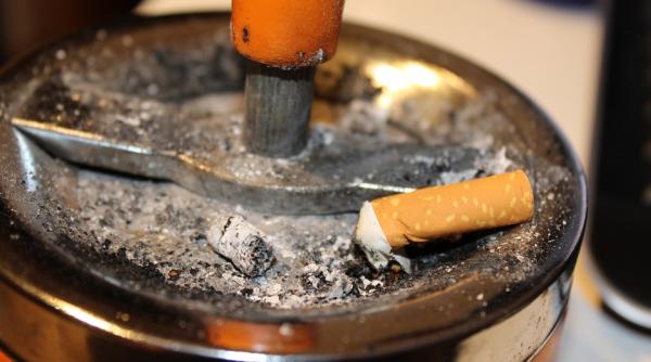 patronii localurilor din baia mare s au grabit sa interzica fumatul cu o zi inainte