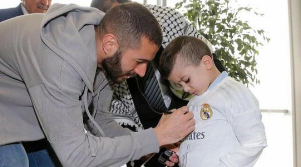 cristiano ronaldo s a intalnit cu un palestinian de 5 ani care a supravietuit unui atac