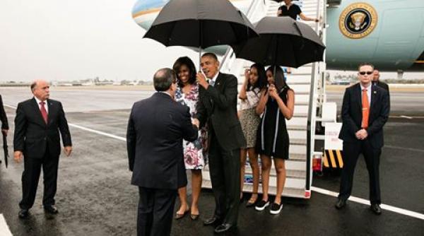 presedintele obama tine singur umbrela