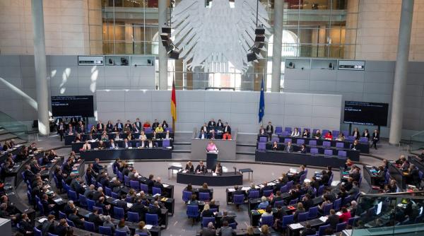 in ce termeni se poarta razboiul pe imunitatea parlamentara