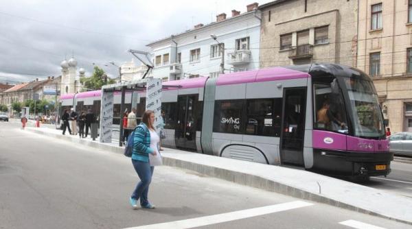 cluj napoca copil ranit grav dupa ce un stalp lovit de o duba a cazut peste un tramvai