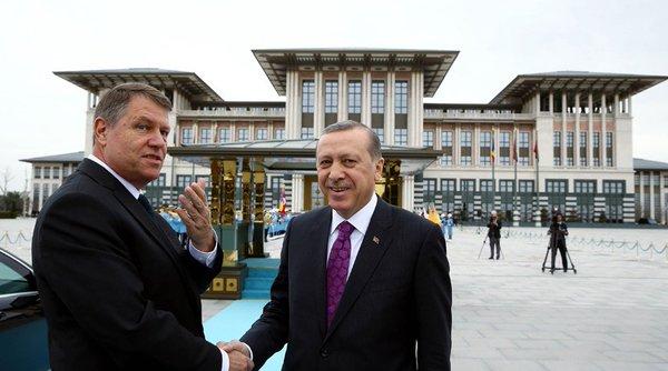 klaus iohannis primit la palatul prezidential al lui recep erdogan cu o ceremonie fastuoasa si 21 de salve de tun