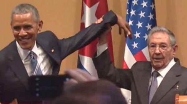 video moment bizar si jenant in timpul conferintei de presa a lui barack obama si raul castro