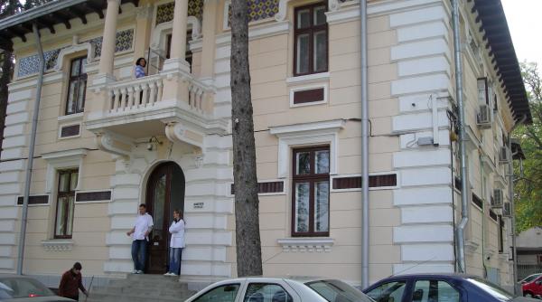 angajat dat afara de la serviciu la spitalul socola dupa ce a fost prins ca a furat din hrana pacientilor