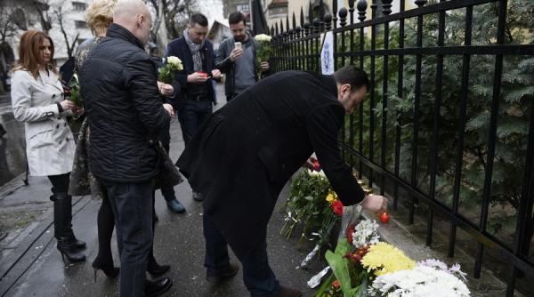 lumanari aprinse flori si mesaje de solidaritate la ambasada belgiei la bucuresti