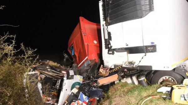 12 morti in urma coliziunii dintre un microbuz si un camion de mare tonaj in centrul frantei