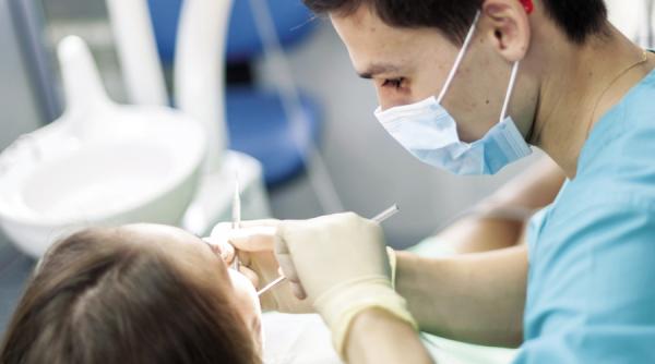 romanii merg la dentist rar si cand e prea tarziu de ce ne pierdem dintii chiar si la 20 de ani