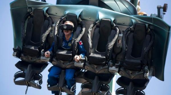 un parc de distractii ofera vizitatorilor experiente pline de adrenalica in primul carusel virtual