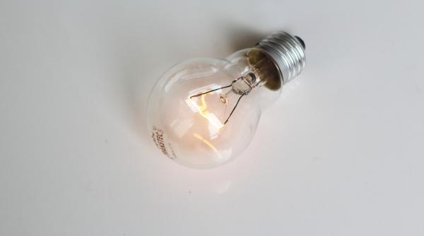 anre facturile finale la energie electrica ale consumatorilor casnici vor scadea cu 2 4 in trimestrul ii 2016