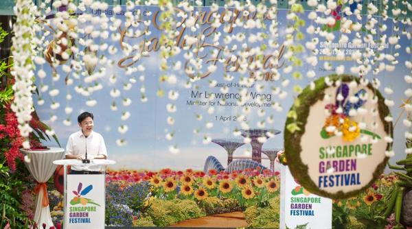 singapore intra in cartea recordurilor pentru cel mai mare aranjament floral in forma de candelabru