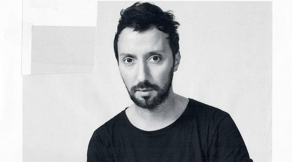 casa de moda versace anunta demisia designerului sau principal anthony vaccarello