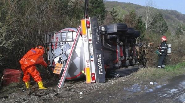 acidul sulfuric din cisterna rasturnata pe dn1 transferata in alt vehicul 6 firme si 40 de locuinte din zona evacuate
