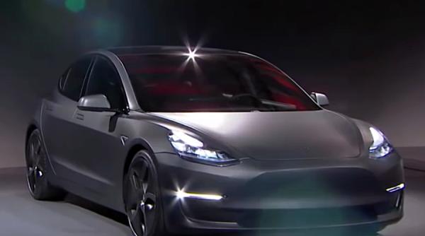 lovitura lui elon isteria tesla 3