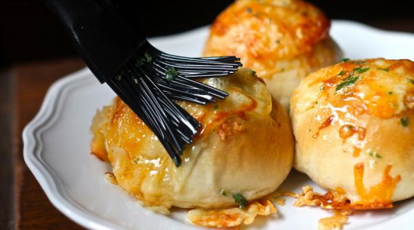 reteta rapida pentru o cina usoara si gustoasa chifle umplute cu branza