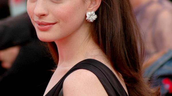 actrita anne hathaway mama pentru prima oara