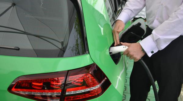 cum iti reincarci masina electrica in parcarea hipermarketului