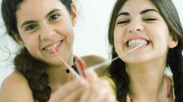 atentie gumele de mestecat din comert sunt pline de coloranti si aditivi alimentari care pot produce cancer