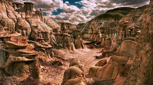 locuri ciudate pe planeta gradina de roci cu forme stranii de la bisti badlands