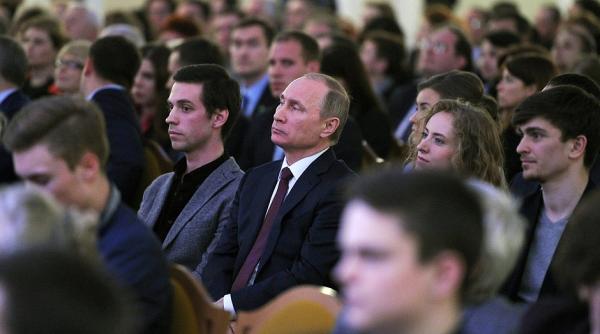 putin la un concert alaturi de o tanara blonda