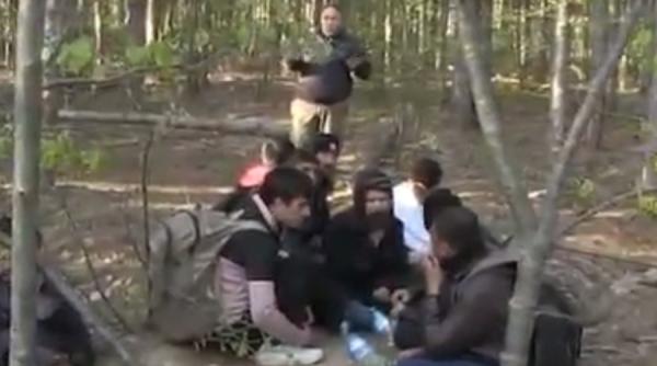 televiziunile bulgare difuzeaza imagini cu migranti imobilizati de militiile civile la granita cu turcia