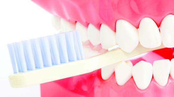 ai proteza dentara nu o curata cu detergent