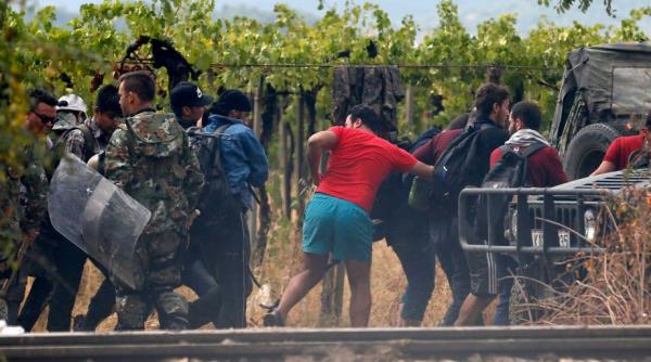 politia macedoneana a folosit gaze lacrimogene si grenade asurzitoare impotriva migrantilor