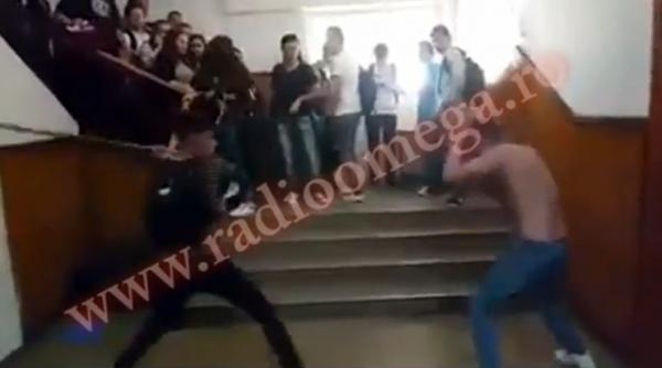 video bataie crunta pe holurile unui liceu din targu jiu
