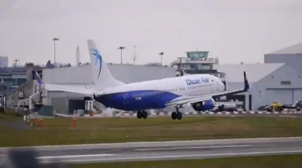 video momentele dramatice in care cauciucul unui avion blue air explodeaza la aterizare la birmingham
