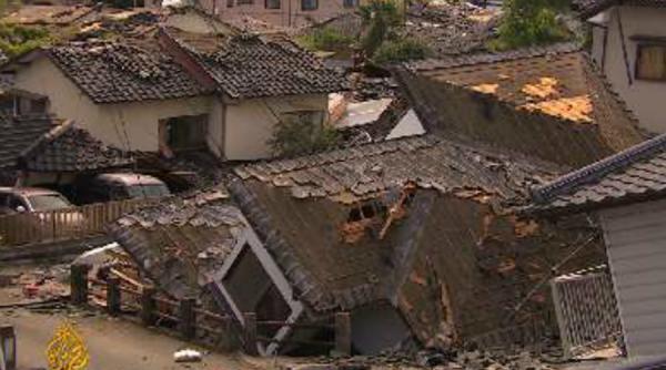 cutremurul de vineri din japonia a provocat moartea a 6 persoane drumuri si cladiri distruse iar un baraj ar putea sa se surpe