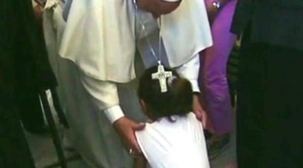 papa francisc si a incheiat vizita in lesbos luand in avion trei familii de refugiati sirieni