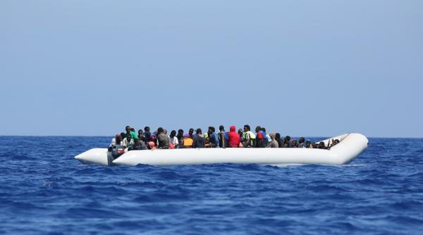 o nava comerciala a salvat 41 de migranti de la bordul unei ambarcatiuni in deriva in sud vestul greciei