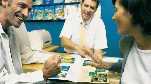 consiliul concurentei face o ancheta la agentiile de turism suspectate ca fixeaza preturile la pachetele turistice